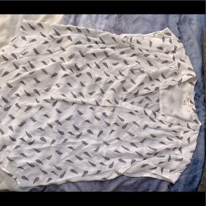 White blouse with feather print